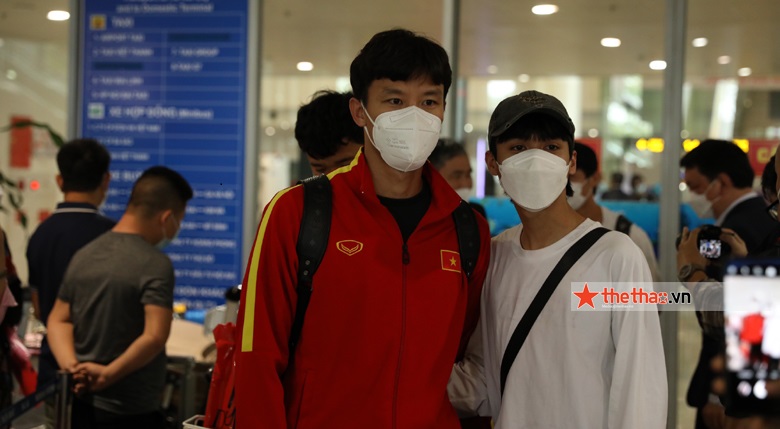 ĐT Việt Nam về tới sân bay Nội Bài, khép lại hành trình lịch sử - Ảnh 9