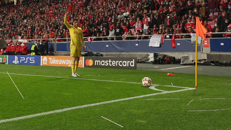 Sao Liverpool có phản ứng bất ngờ sau khi bị CĐV Benfica 'tấn công' bằng bật lửa - Ảnh 2