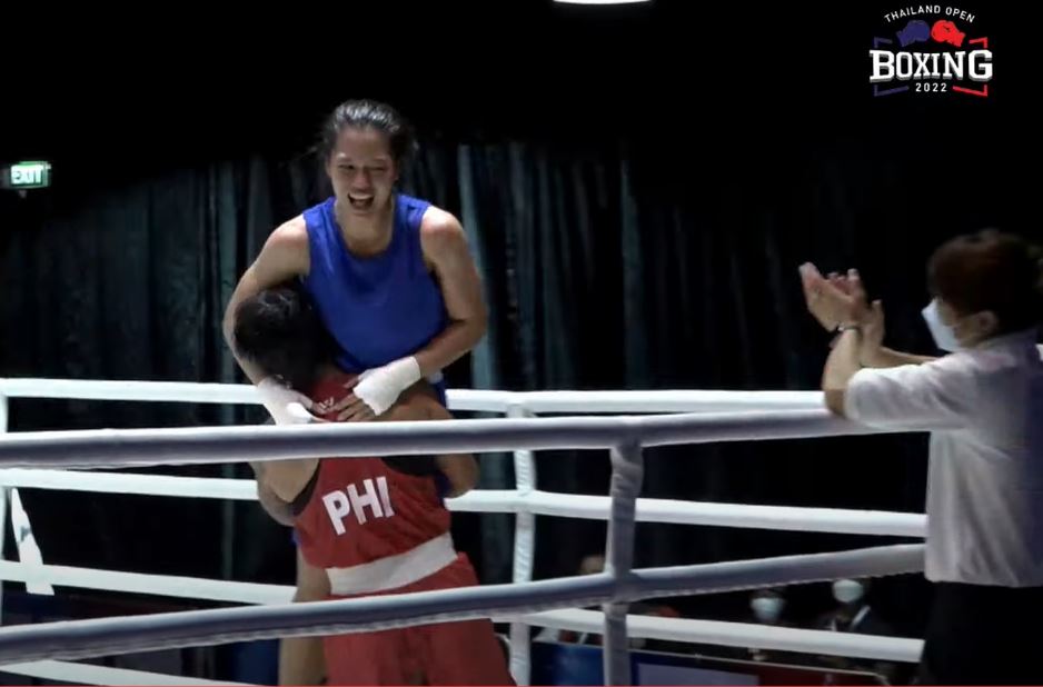 Oanh Nhi về nhì giải Boxing Thái Lan Mở rộng, được đối thủ nhấc bổng ăn mừng - Ảnh 1