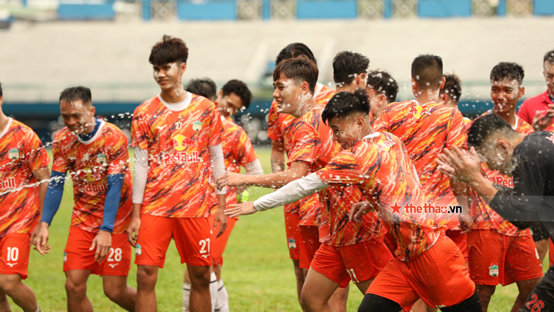 HLV Kiatisuk trát bột vào cầu thủ HAGL nhân dịp Tết té nước Thái Lan - Ảnh 7