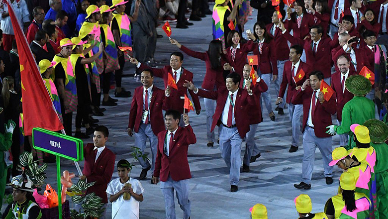 Kiếm thủ Vũ Thành An cầm cờ cho đoàn thể thao Việt Nam ở Lễ khai mạc SEA Games 31 - Ảnh 1