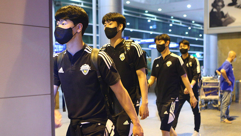 Nhà vô địch Hàn Quốc đặt chân tới TPHCM vào nửa đêm, chuẩn bị dự Cup C1 châu Á 2022 - Ảnh 6