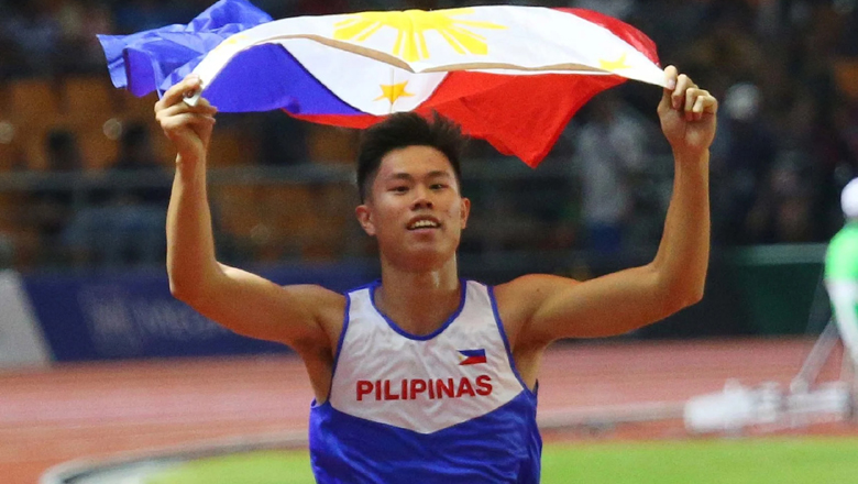 ‘Vua nhảy sào’ EJ Obiena cầm cờ cho Đoàn thể thao Philippines trong Lễ khai mạc SEA Games 31 - Ảnh 1