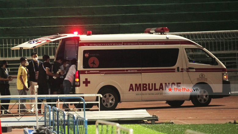 Cầu thủ Jeonbuk trật khớp vai, rời sân bằng xe cứu thương - Ảnh 2