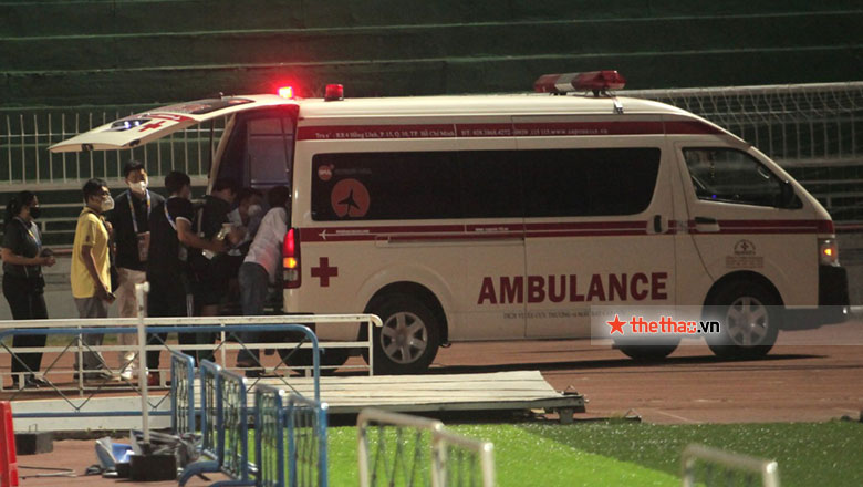 Tiền đạo Hàn Quốc rời sân bằng xe cứu thương sau pha va chạm với Hồng Duy - Ảnh 3