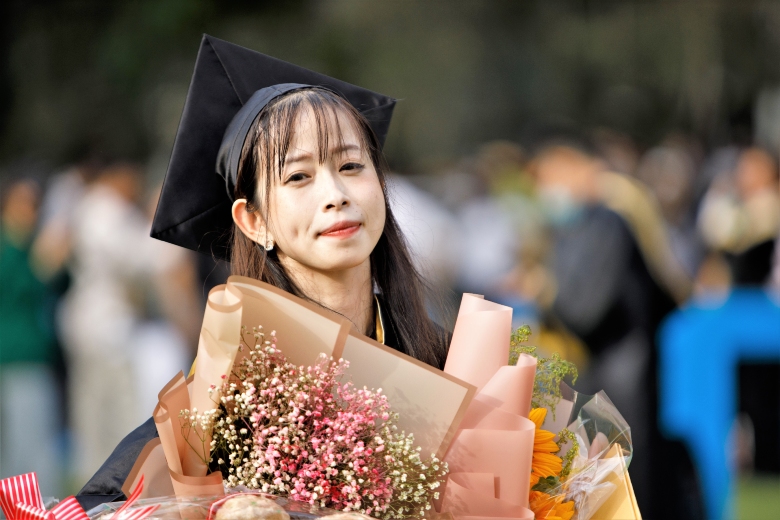 Châu Tuyết Vân rạng ngời trong ngày nhận bằng tốt nghiệp - Ảnh 7