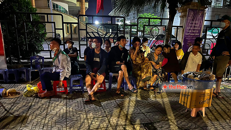 Người dân Phú Thọ mang chăn, chiếu trực đêm mua vé xem U23 Việt Nam thi đấu ở SEA Games 31 - Ảnh 1