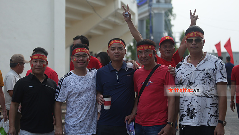 Cổ động viên làm lễ cầu may cho U23 Việt Nam ở trận ra quân ở SEA Games 31 gặp Indonesia - Ảnh 3