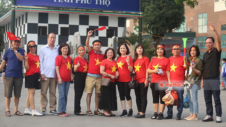 Cổ động viên làm lễ cầu may cho U23 Việt Nam ở trận ra quân ở SEA Games 31 gặp Indonesia - Ảnh 4