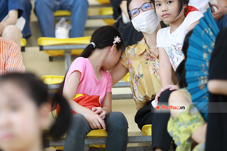Fan nhí khóc nức nở khi VĐV nhảy cầu Việt Nam thua Malaysia - Ảnh 3