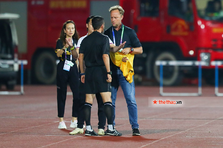 Vì sao HLV Polking phải mặc áo bib ở trận U23 Thái Lan gặp U23 Singapore? - Ảnh 3