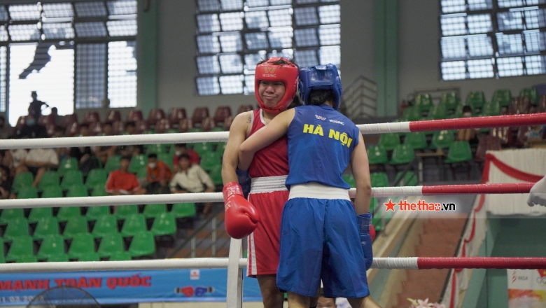 Thu Nhi đấu võ sĩ Tây Ban Nha ở vòng 1 giải Boxing vô địch thế giới - Ảnh 1