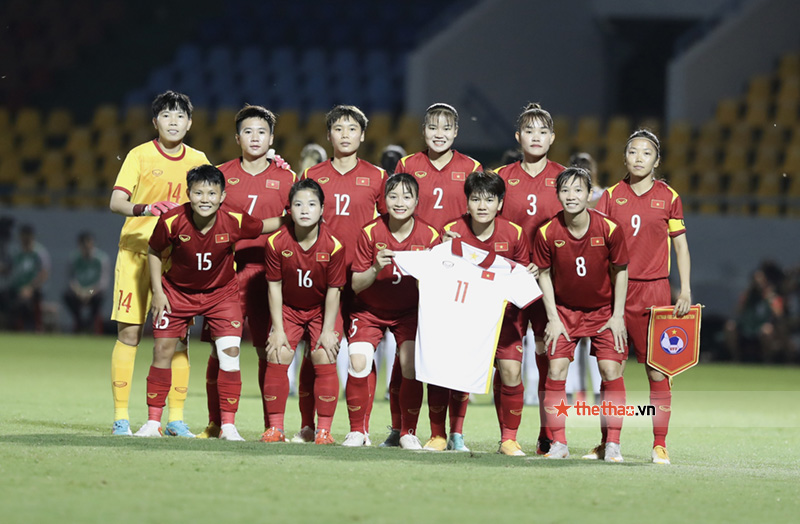 ĐT nữ Việt Nam tri ân Thái Thị Thảo ở trận thắng Philippines - Ảnh 1