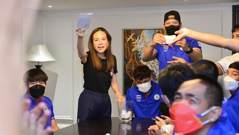 Madam Pang tổ chức chơi xổ số, tặng quà các cầu thủ U23 Thái Lan - Ảnh 1