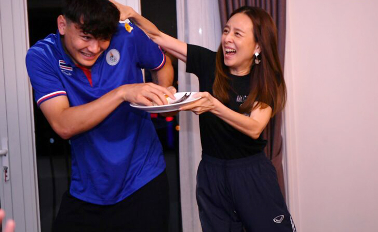 Madam Pang tổ chức chơi xổ số, tặng quà các cầu thủ U23 Thái Lan - Ảnh 2