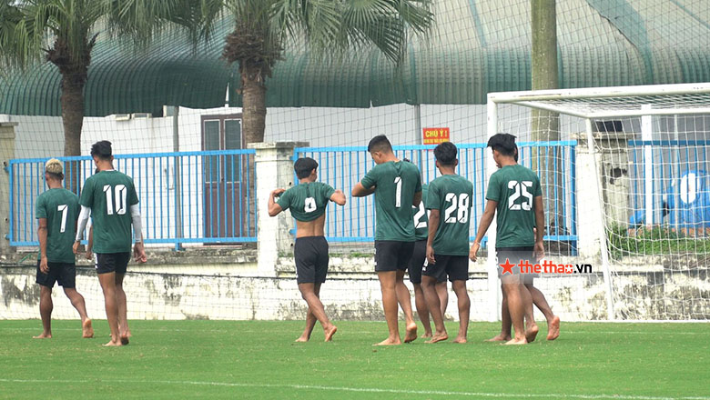 U23 Myanmar tập bằng chân đất trước khi đấu U23 Việt Nam - Ảnh 1