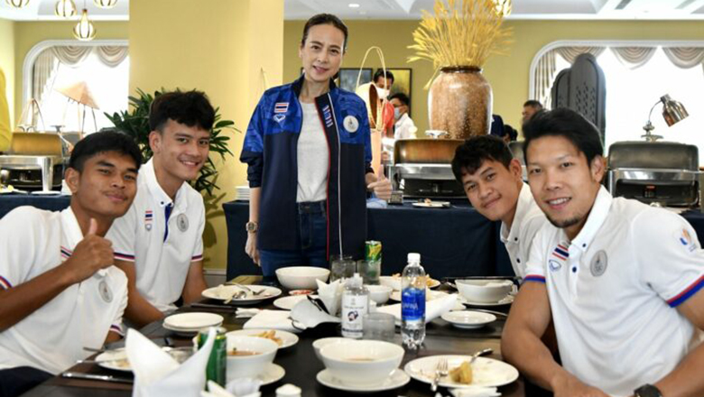 Madam Pang tiếp tế lương thực cho cầu thủ U23 Thái Lan - Ảnh 1