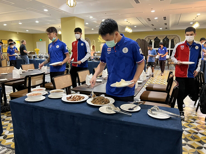 Madam Pang tiếp tế lương thực cho cầu thủ U23 Thái Lan - Ảnh 2