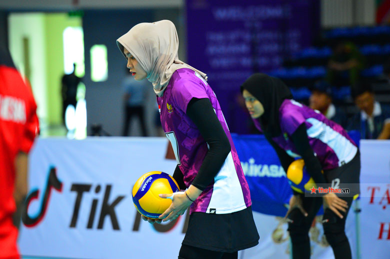 Tuyển bóng chuyền nữ Indonesia làm quen sân nhà thi đấu Đại Yên, Quảng Ninh - Ảnh 2