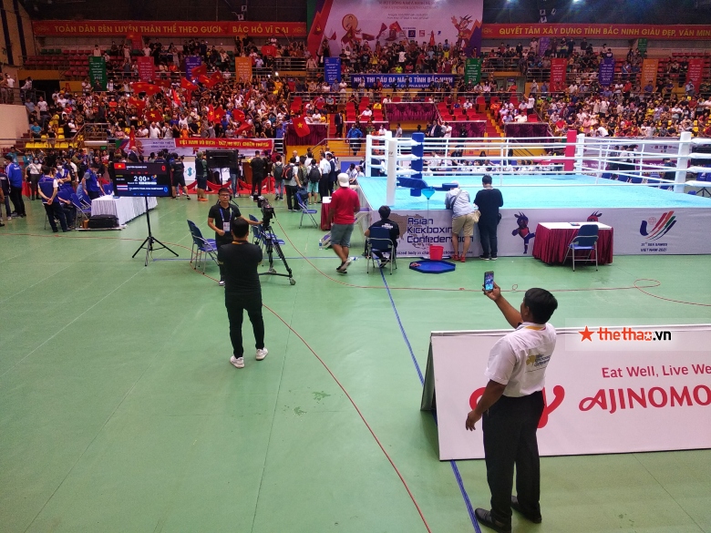 Nhìn lại khoảnh khắc nhà thi đấu Bắc Ninh bùng nổ với tấm HCV Kickboxing của Nguyễn Quang Huy - Ảnh 2