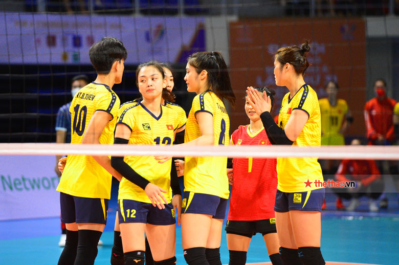 Thắng nhẹ Malaysia, tuyển bóng chuyền nữ Việt Nam chạm tay vào vé bán kết - Ảnh 2