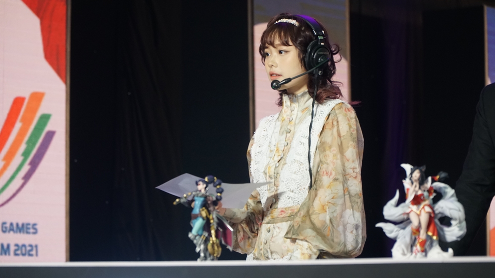 MC Yoonsul: Bé Loli đáng yêu trên sân khấu khai mạc Tốc Chiến nữ SEA Games - Ảnh 1