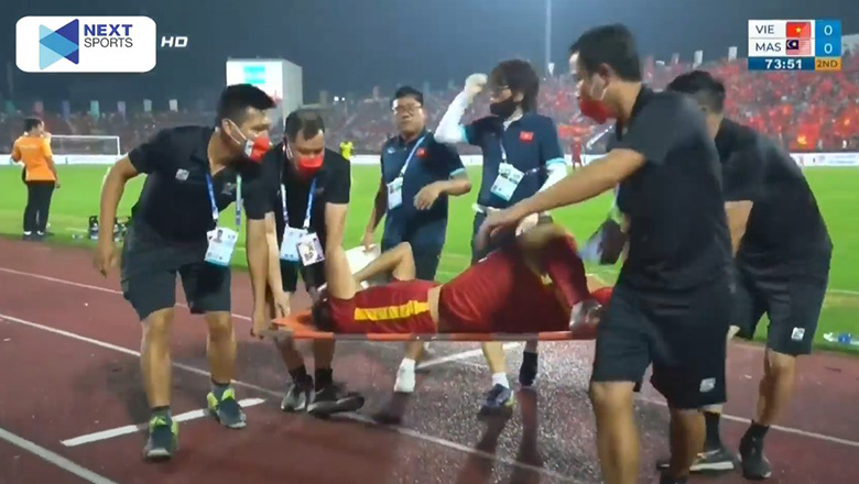 Văn Xuân rời sân bằng cáng ở trận U23 Việt Nam vs U23 Malaysia, nguy cơ chia tay SEA Games 31 - Ảnh 1