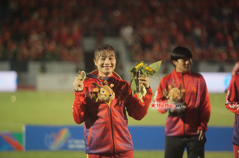 Cầu thủ ĐT nữ Việt Nam vỡ òa cảm xúc khi giành tấm HCV SEA Games 31  - Ảnh 9
