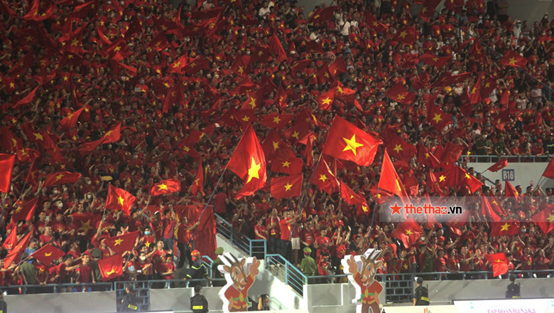 Sân Cẩm Phả rực rỡ sắc đỏ ở trận chung kết SEA Games 31 giữa Việt Nam vs Thái Lan - Ảnh 3