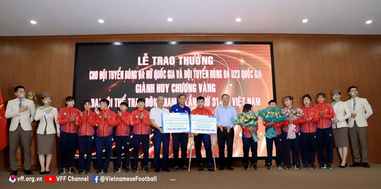 Lê Văn Xuân chống nạng nhận tiền thưởng SEA Games 31 thay đội U23 Việt Nam - Ảnh 2