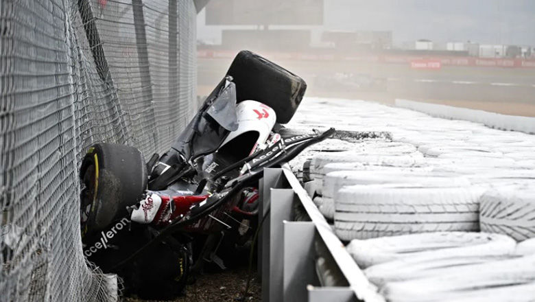 Xe của Zhou Guanyu gặp tai nạn, bị lật ngược và kéo rê 200m trên đường đua F1 - Ảnh 1