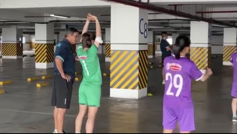 BTC AFF Cup nữ để ĐT Việt Nam tập ở bãi đỗ xe khách sạn - Ảnh 1