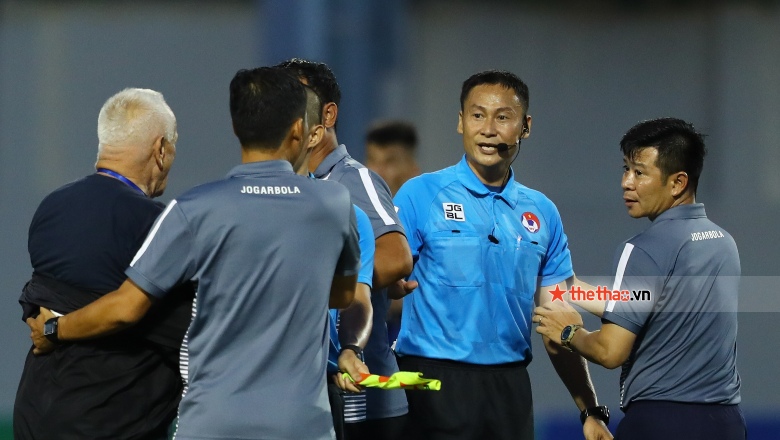 Tổ trọng tài phải nhờ cảnh sát hộ tống khỏi sân sau trận đấu Thanh Hóa gặp Nam Định - Ảnh 1