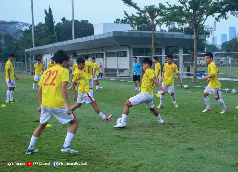 HLV Đinh Thế Nam vắng mặt trong buổi tập của U19 Việt Nam - Ảnh 2
