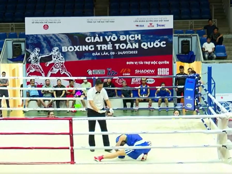 Giải Boxing toàn quốc 2022: Võ sĩ nữ bị hạ KO, được cáng khỏi võ đài - Ảnh 1