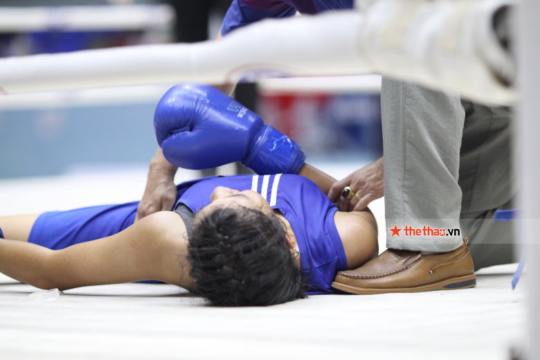 Giải Boxing toàn quốc 2022: Võ sĩ nữ bị hạ KO, được cáng khỏi võ đài - Ảnh 2