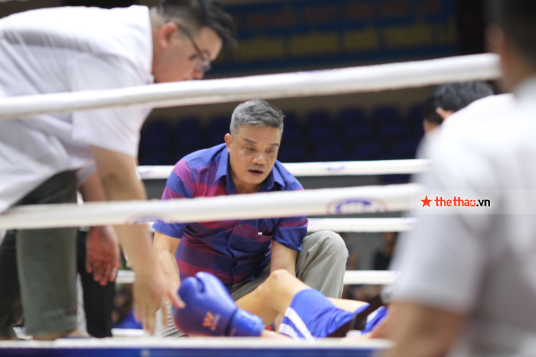 Giải Boxing toàn quốc 2022: Võ sĩ nữ bị hạ KO, được cáng khỏi võ đài - Ảnh 3