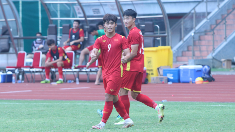 HLV Đinh Thế Nam: Các cầu thủ U19 Việt Nam đã thể hiện được bản lĩnh trên chấm luân lưu - Ảnh 1
