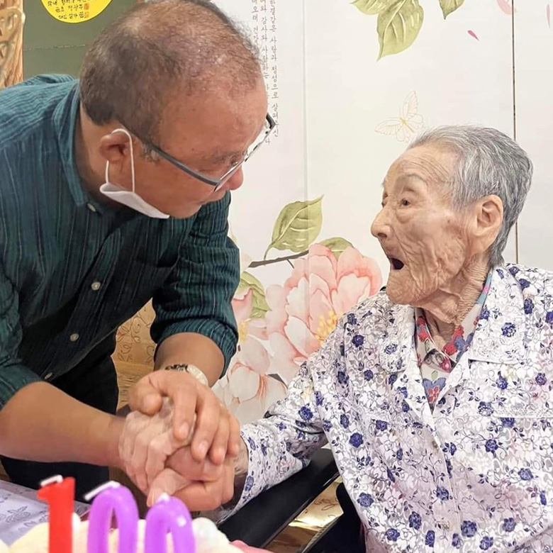 HLV Park Hang Seo mừng thọ mẹ 100 tuổi ở quê nhà Hàn Quốc - Ảnh 1