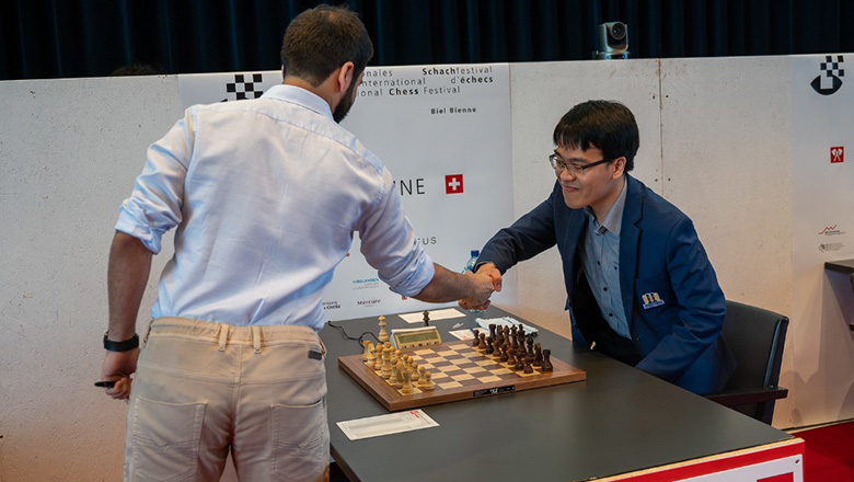 Lê Quang Liêm thắng trận thứ ba, giữ vững ngôi đầu Biel Grandmaster 2022 - Ảnh 1