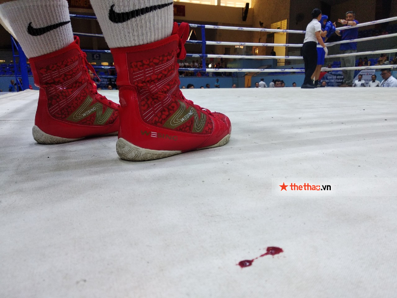 Võ sĩ bị đấm chảy máu mũi vẫn thắng ngược giải Boxing toàn quốc - Ảnh 2