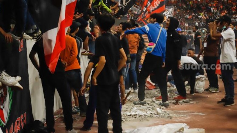 SVĐ Quốc tế Jakarta của Indonesia sập lan can ngay trong ngày ra mắt - Ảnh 1
