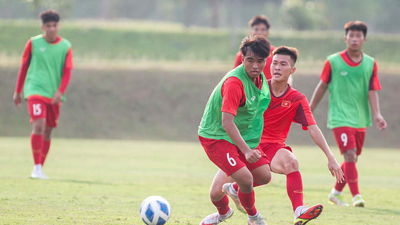 HLV U16 Việt Nam: Thể trạng các cầu thủ chưa tốt sau chặng bay mệt mỏi - Ảnh 1