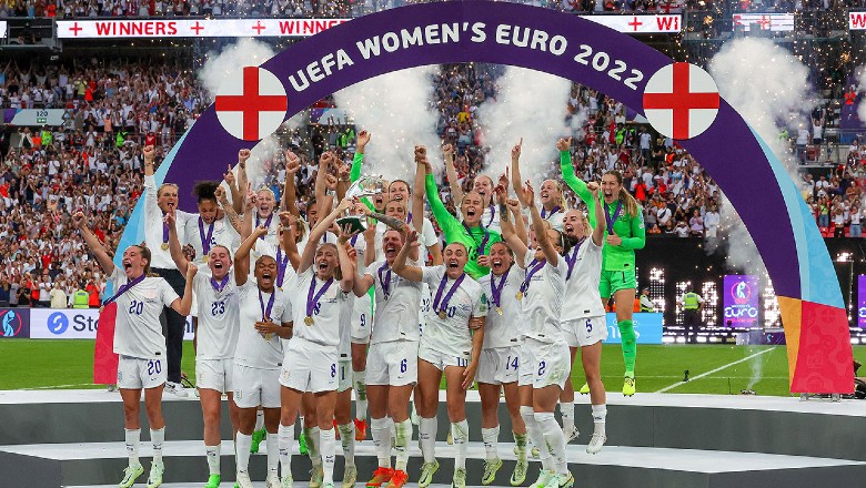 Nữ tuyển thủ Anh cởi áo ăn mừng chức vô địch EURO lần đầu tiên - Ảnh 2