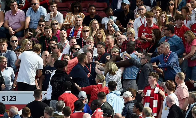 Fan MU đánh nhau trên khán đài khi chứng kiến đội nhà thua Brighton - Ảnh 2