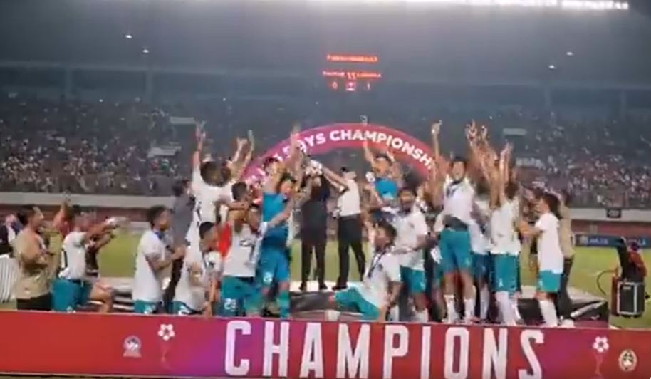 Cầu thủ Indonesia đá sập bảng vô địch khi ăn mừng danh hiệu U16 Đông Nam Á - Ảnh 1