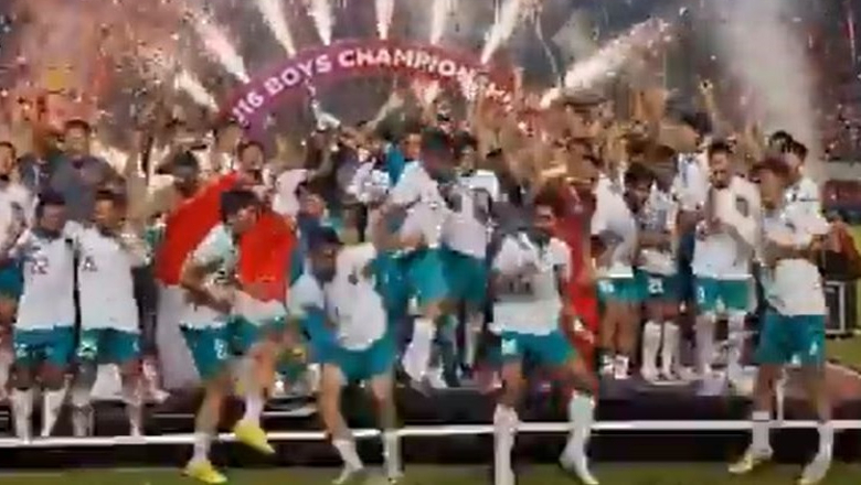Cầu thủ Indonesia đá sập bảng vô địch khi ăn mừng danh hiệu U16 Đông Nam Á - Ảnh 2