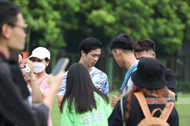 Cầu thủ trẻ Hà Nội tò mò sang xem HAGL tập luyện trước trận đấu với đội nhà - Ảnh 2