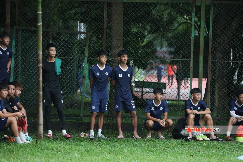 Cầu thủ trẻ Hà Nội tò mò sang xem HAGL tập luyện trước trận đấu với đội nhà - Ảnh 3