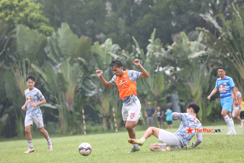 Cầu thủ trẻ Hà Nội tò mò sang xem HAGL tập luyện trước trận đấu với đội nhà - Ảnh 4